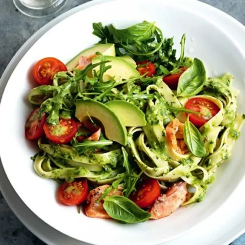 Pasta med avokadopesto & varmrökt lax